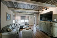 7Br City Retreat  Smart TVs, BBQ & Near Belhaven Hotels in Jackson