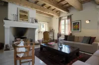 Offers an ideal holiday set in the peaceful countryside of St Remy de Provence