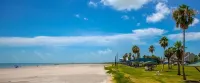 Sunny Family Friendly House 1500 sqft ~ Oversized Covered Deck ~ .5 m to Beach