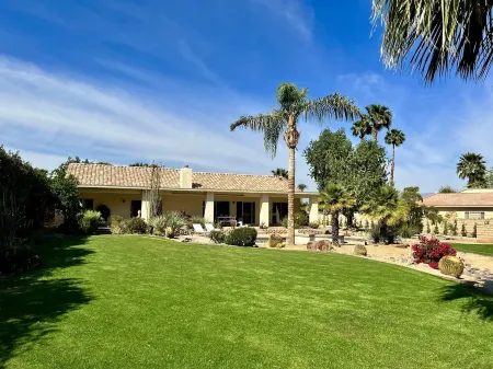 Mirage Cove. Beautiful home. Putting green, private pool/spa, mountain views. Отели рядом с достопримечательностью «Обсерватория Ранчо Мираж Лайбрари &»