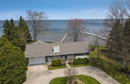 Lakefront Cottage with dock