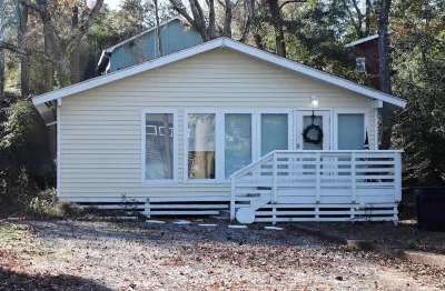Tranquil Sound Side Bungalow. Отели рядом с достопримечательностью «Waterfront Boardwalk»