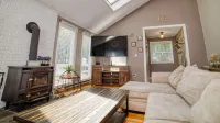 Cozy Newly Renovated Cabin. Family Friendly. Lake Access!