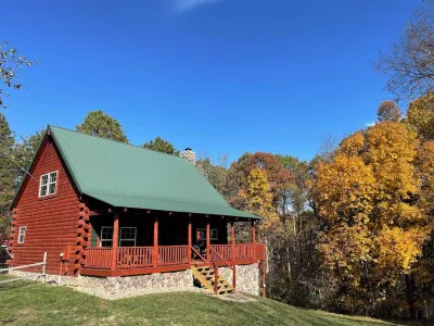 Breath of Heaven Cabin, Hocking Hills-Pond, New Hot Tub, Pets, Secluded, Deck!
