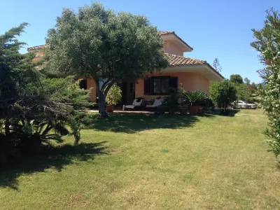 Villa with large garden just a few minutes from the sea, large garden Hotels near Civic Archaeological Museum Giovanni Patroni