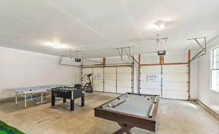 Jockey Lake House: Spacious Retreat With Game Room Near Race Track