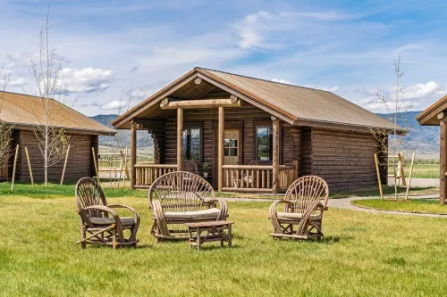Cozy Log Cabin near Yellowstone River and Park