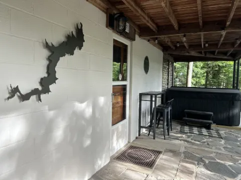 Lake View, Covered Porch, Pet Friendly with Fee & Golf Cart