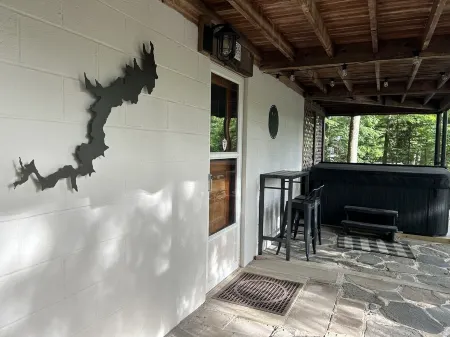 Lake View, Covered Porch, Pet Friendly with Fee & Golf Cart