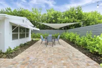 Private Coastal Retreat walking distance to downtown Jensen Beach  Sleeps 6 Hotels in Jensen Beach