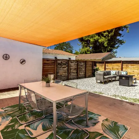 Music themed home, PacMan Arcade, Sleeps 9, BBQ, Fire Pit, Wi-Fi