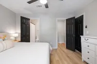 Newly Renovated Game Day - Ready Rebel Condo! 10 minute walk to games! Các khách sạn ở 
