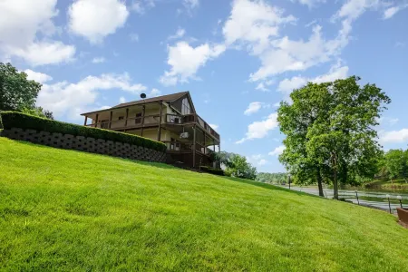 Beautiful Lakefront Home, Private Dock, Sleeps 16, 12 minutes to Ark Encounter