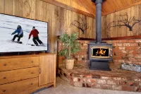 4 Bedroom cabin, dog friendly with large private fenced yard and EV charger