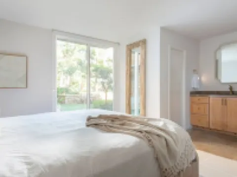 Designer Beach Condo Steps to Ocean/Beach, Heated Pool, Spa, Shops, Restaurants Hotels in Solana Beach