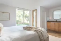 Designer Beach Condo Steps to Ocean/Beach, Heated Pool, Spa, Shops, Restaurants