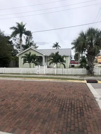 Remodeled historic downtown Punta Gorda, FL charming cottage