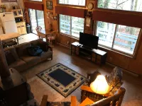 Enjoy 'Treetops' in the North Ga Mountains.  Now with Wifi!