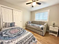 5-Bdrm-Remodeled-Modern-New-Appliances-Furniture Hotels in Littleton