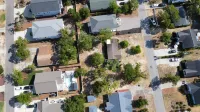 BEACH HOUSE COTTAGE- 3 min to Beach - Remodeled, 2 screened in porches, big yard