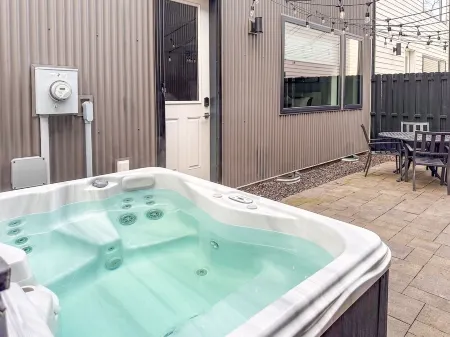 Sherman Suite - Steps to Downtown, Lake CDA! Hot-Tub, Pet & Family Friendly