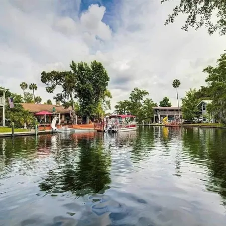 Tiki Tropical Retreat - directly on the clear Weeki Wachee River (not a canal)