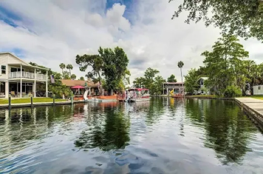 Tiki Tropical Retreat - directly on the clear Weeki Wachee River (not a canal)