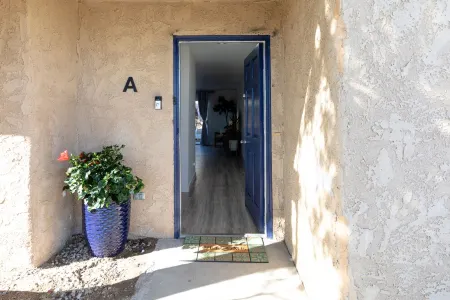 Spin Some Vinyl at a Lush Green Retreat with Two Bedrooms Отели рядом с достопримечательностью «Desert Hot Springs Chamber-Commerce»