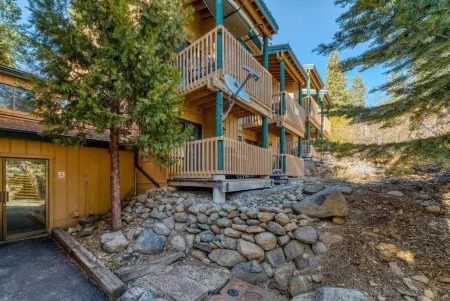 Alpine Alcove Escape – Sleeps 4, Pet Friendly, Minutes to Skiing Отели в г. Тахо Виста