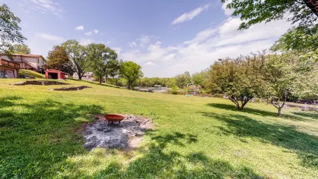Old Hickory Lakefront home-lots of space for all-Nashville & Airport close