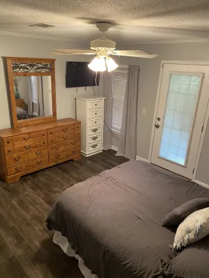 Cozy Lake Eufaula House seconds from White Oak Hotels near Hardridge Creek Public Boat Ramp