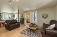 Charming retreat close to downtown, hiking, lakes, 3 acre and private Hotel a La Plata County