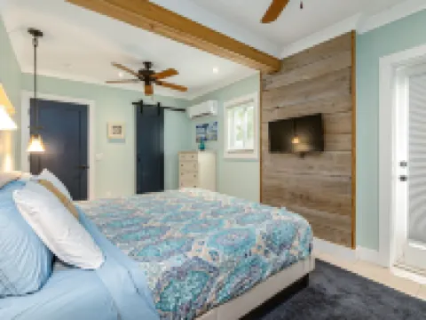 Beautiful downtown Melbourne Beach renovated apartment one block from the beach! 墨爾本海灘酒店