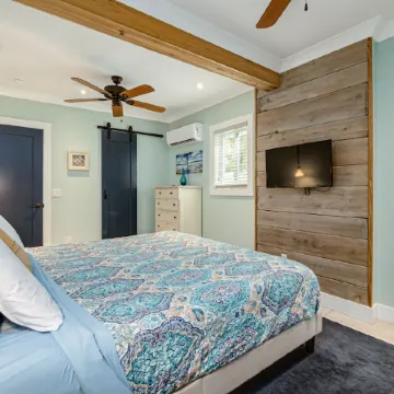 Beautiful downtown Melbourne Beach renovated apartment one block from the beach!