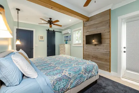 Beautiful downtown Melbourne Beach renovated apartment one block from the beach!