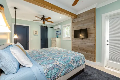 Beautiful downtown Melbourne Beach renovated apartment one block from the beach!