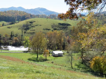 Romantic cottage, pet friendly, stunning views of Smoky mtns Pigeon River.