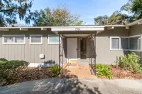 Mid-Century Vibes w/ Firepit Near UF/Downtown/Shands & Walk to Coffee Culture