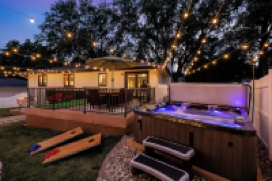 Omaha Oasis! Pool, Hot Tub, Mini Golf, Bar, Games