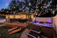 Omaha Oasis! Pool, Hot Tub, Mini Golf, Bar, Games Hotels in Douglas County