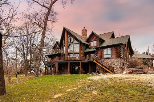 Spacious Lodge w Private Suites. Close to Galena, Breweries, & Field of Dreams.
