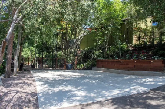 Tropical Hideaway 15 minutes from downtown and beaches!