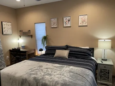BRAND NEW 2 Bedroom, 1 Bathroom Condo Dollar Tree附近的飯店