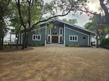 Best on Bay! More Than a Beach House- IT IS Your Destination. Now with New Pier! Отели рядом с достопримечательностью «Парк Сифуд Ландинг»