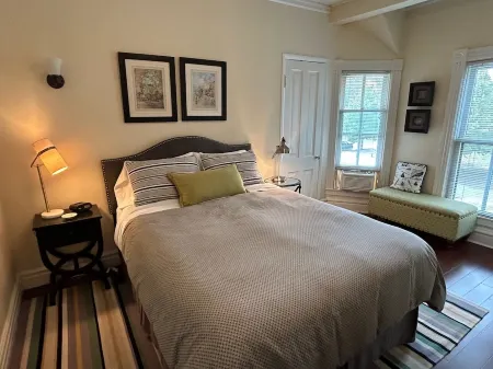 COMFORT and CHARM - Stay in St. Paul's FAVORITE rental in historic Summit Hill! Отели рядом с достопримечательностью «Эксель-Энерджи-центр»