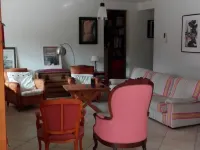 House with two terraces (south and north) and direct access to the bike path. Hôtels à : Messanges