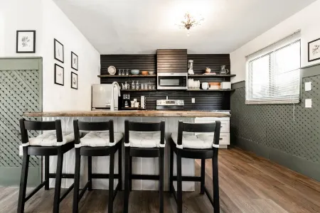 Everwood Cottage ^ Trees, Birds, and Quiet! Military Friendly Отели в г. Сент-Клэр