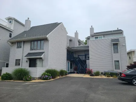 Family Fun! Updated!! 3Br, 2FB Condo 2 Blocks from Beach & Boardwalk.