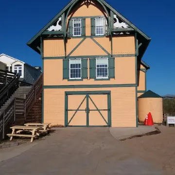 Vintage beach bungalow. Steps to beach! Bring your dog!