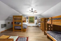 The Redwood Soiree, Hot tub, fast Wi-Fi, gym, arcade room and more